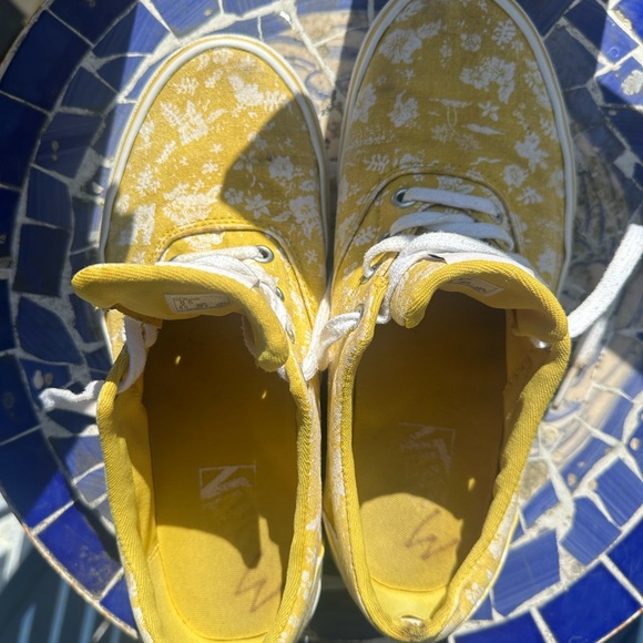 Vans - Picture 2 of 9